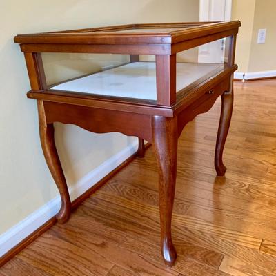 LOT 8 L: Oval Glass Top Coffee Table & Glass Surround Curio Display Side Table
