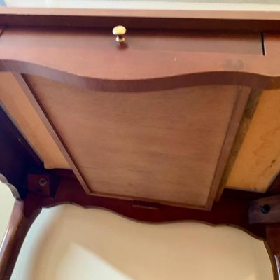 LOT 8 L: Oval Glass Top Coffee Table & Glass Surround Curio Display Side Table