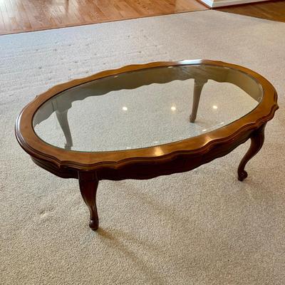 LOT 8 L: Oval Glass Top Coffee Table & Glass Surround Curio Display Side Table