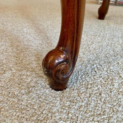 LOT 8 L: Oval Glass Top Coffee Table & Glass Surround Curio Display Side Table