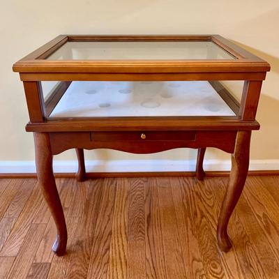 LOT 8 L: Oval Glass Top Coffee Table & Glass Surround Curio Display Side Table