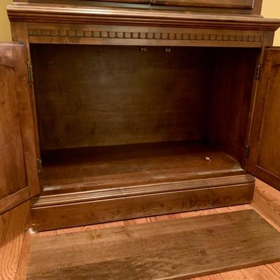 LOT 18 L & H: Pennsylvania House Expandable Sideboard Table & Ethan Allen Curio Cabinet / Hutch