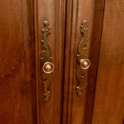 LOT 18 L & H: Pennsylvania House Expandable Sideboard Table & Ethan Allen Curio Cabinet / Hutch