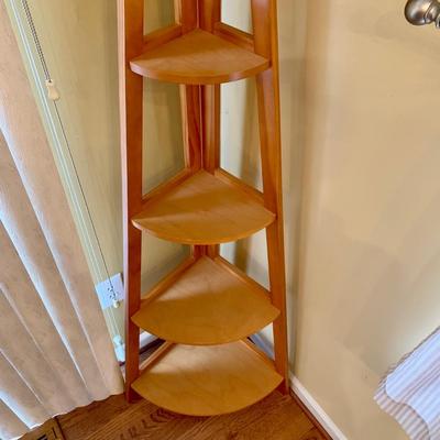 LOT 19 K: Wooden 5 Tier Tower Corner Shelf