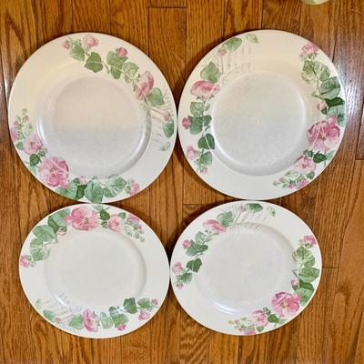 LOT 23 K: Pfaltzgraff "Cape May" Dishware Set