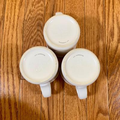 LOT 23 K: Pfaltzgraff "Cape May" Dishware Set