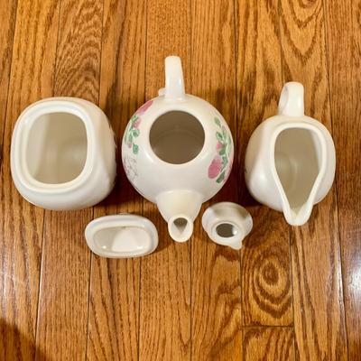 LOT 23 K: Pfaltzgraff "Cape May" Dishware Set