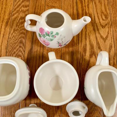 LOT 23 K: Pfaltzgraff "Cape May" Dishware Set