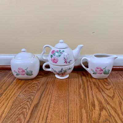 LOT 23 K: Pfaltzgraff "Cape May" Dishware Set