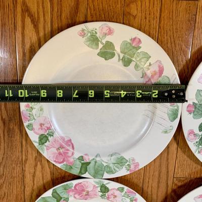 LOT 23 K: Pfaltzgraff "Cape May" Dishware Set