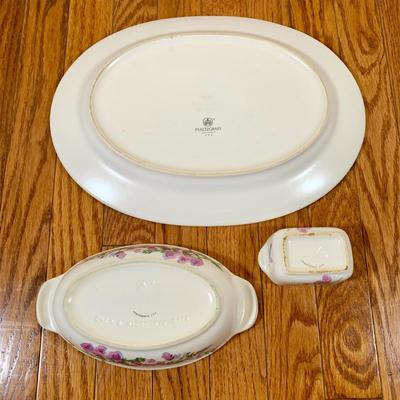 LOT 23 K: Pfaltzgraff "Cape May" Dishware Set