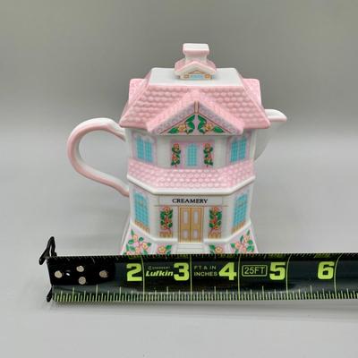LOT 29 L: The Lenox Village 1991 Creamery, Confectionary, & Spoon