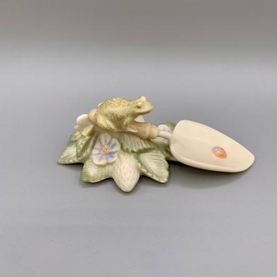 LOT 36 N: Handpainted Hummingbird Glass Vase, Kathy Seek Hummingbird Egg w/ Stand, Lenox Garden Frog, & More