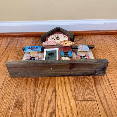 LOT 39 D: Country Style Home Wall Decor & NIP Picture Holder & Frames