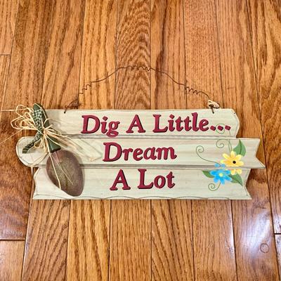 LOT 39 D: Country Style Home Wall Decor & NIP Picture Holder & Frames