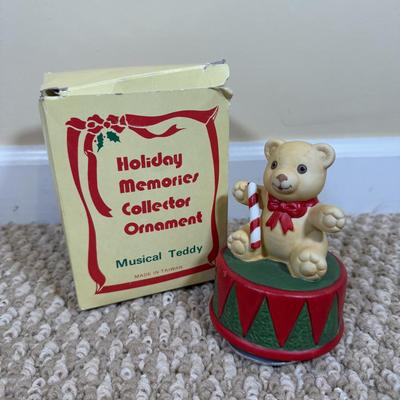 LOT 43B: Musical Christmas Collection - Thomas Kinkade Clock, Musical Water Globes & More