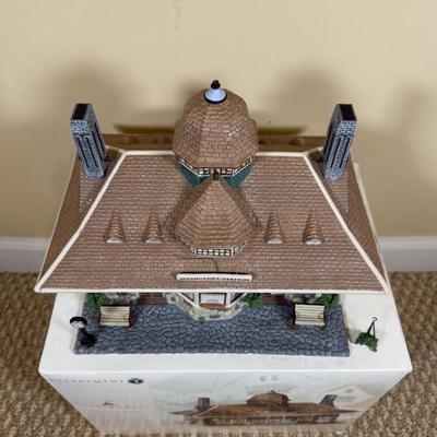 LOT 44B: 1999 Department 56 Seasons Bay Springlake Station w/ Box