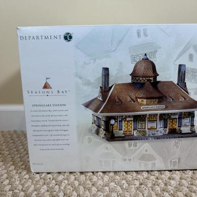 LOT 44B: 1999 Department 56 Seasons Bay Springlake Station w/ Box