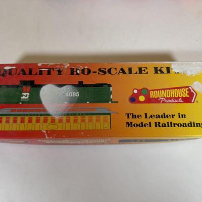 LOT 68B: Vintage HO Scale Model Train Cars