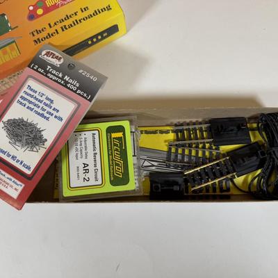 LOT 68B: Vintage HO Scale Model Train Cars