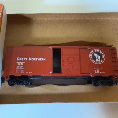 LOT 68B: Vintage HO Scale Model Train Cars