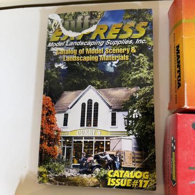 LOT 68B: Vintage HO Scale Model Train Cars