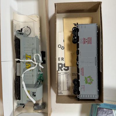 LOT 68B: Vintage HO Scale Model Train Cars