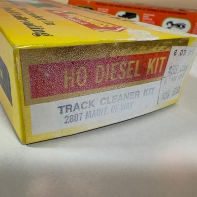 LOT 68B: Vintage HO Scale Model Train Cars