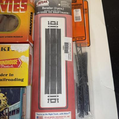 LOT 68B: Vintage HO Scale Model Train Cars