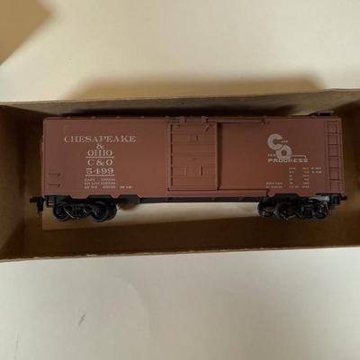 LOT 68B: Vintage HO Scale Model Train Cars
