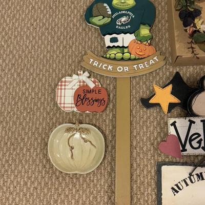 LOT 73B: Autumn Halloween Home Decor Collection - Jim Shore Bountiful Angel w/ Box, 1988 Scioto Mold Grumpy Jack O Lantern & More