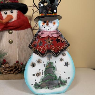 LOT 166B: Snowman Holiday Home Decor Collection