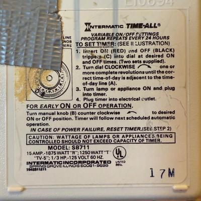 LOT 173B: Holiday Lights, Decor & Accessories