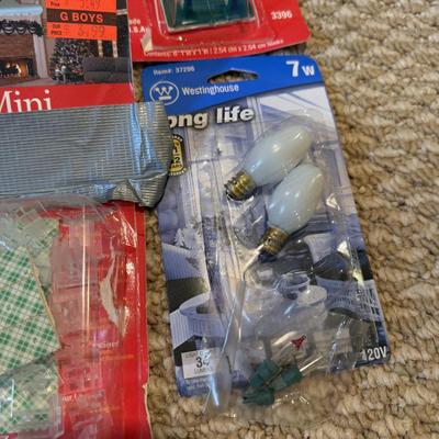 LOT 173B: Holiday Lights, Decor & Accessories