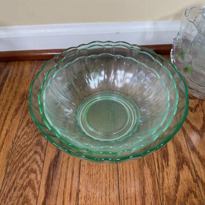 LOT 180N: Collection of Glass Bowls & Shaped Dishes - Apple Set, Arc Set & Tinted Bowls
