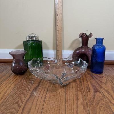 LOT 183N: Beautiful Tinted Glass Tulip Heart Shaped Bowl w/ Collection of Color Glass Pieces