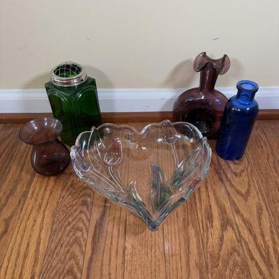 LOT 183N: Beautiful Tinted Glass Tulip Heart Shaped Bowl w/ Collection of Color Glass Pieces