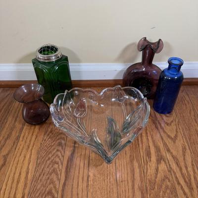 LOT 183N: Beautiful Tinted Glass Tulip Heart Shaped Bowl w/ Collection of Color Glass Pieces
