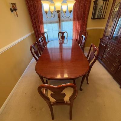 LOT 194D: Dining Table w/ Leaf & 8 Chairs