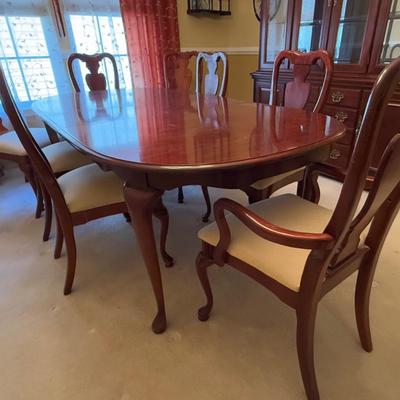 LOT 194D: Dining Table w/ Leaf & 8 Chairs