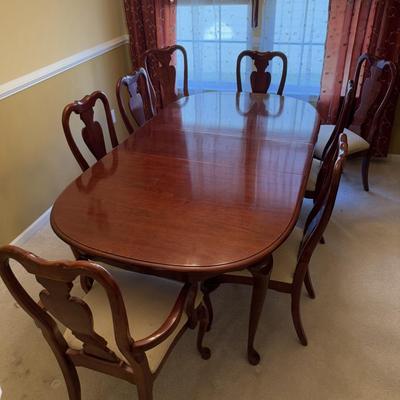 LOT 194D: Dining Table w/ Leaf & 8 Chairs