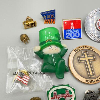 LOT 197J: Pins, Tie Tacks & Large Coins