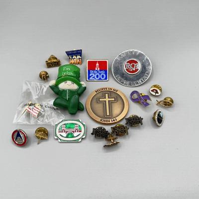 LOT 197J: Pins, Tie Tacks & Large Coins