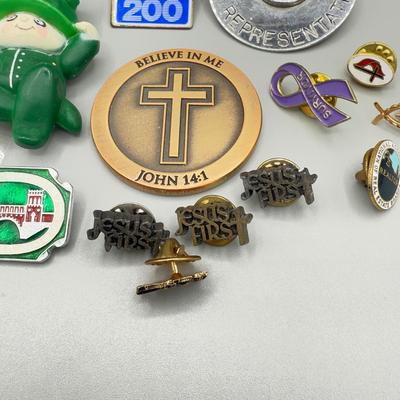 LOT 197J: Pins, Tie Tacks & Large Coins