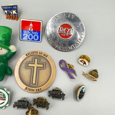 LOT 197J: Pins, Tie Tacks & Large Coins