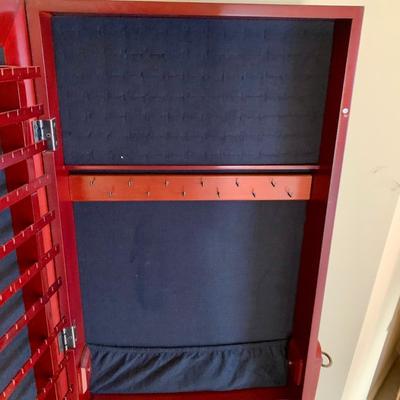 LOT 202 M: Standing Mirror / Jewlery Cabinet