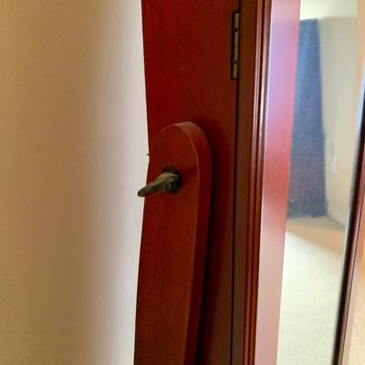 LOT 202 M: Standing Mirror / Jewlery Cabinet