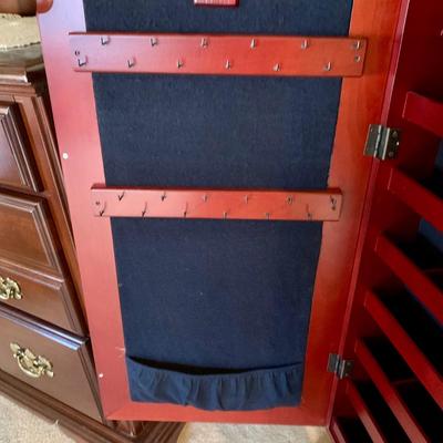 LOT 202 M: Standing Mirror / Jewlery Cabinet