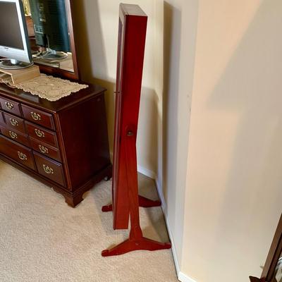 LOT 202 M: Standing Mirror / Jewlery Cabinet