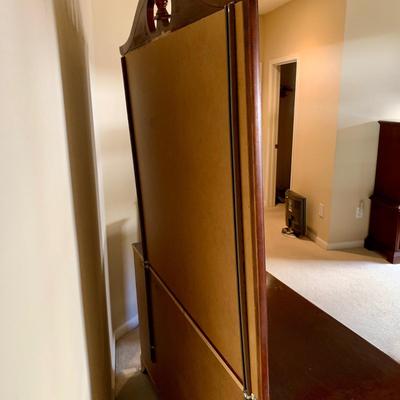 LOT 205 M: American Drew 6 Drawer Chest of Drawers & 9 Drawer Dresser w/ Mirror